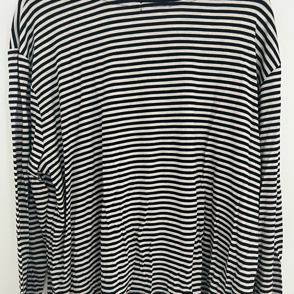 Studio Monochrome Striped Tee. Waist length. Chic and super comfortable. Soft. - Picture 5 of 14
